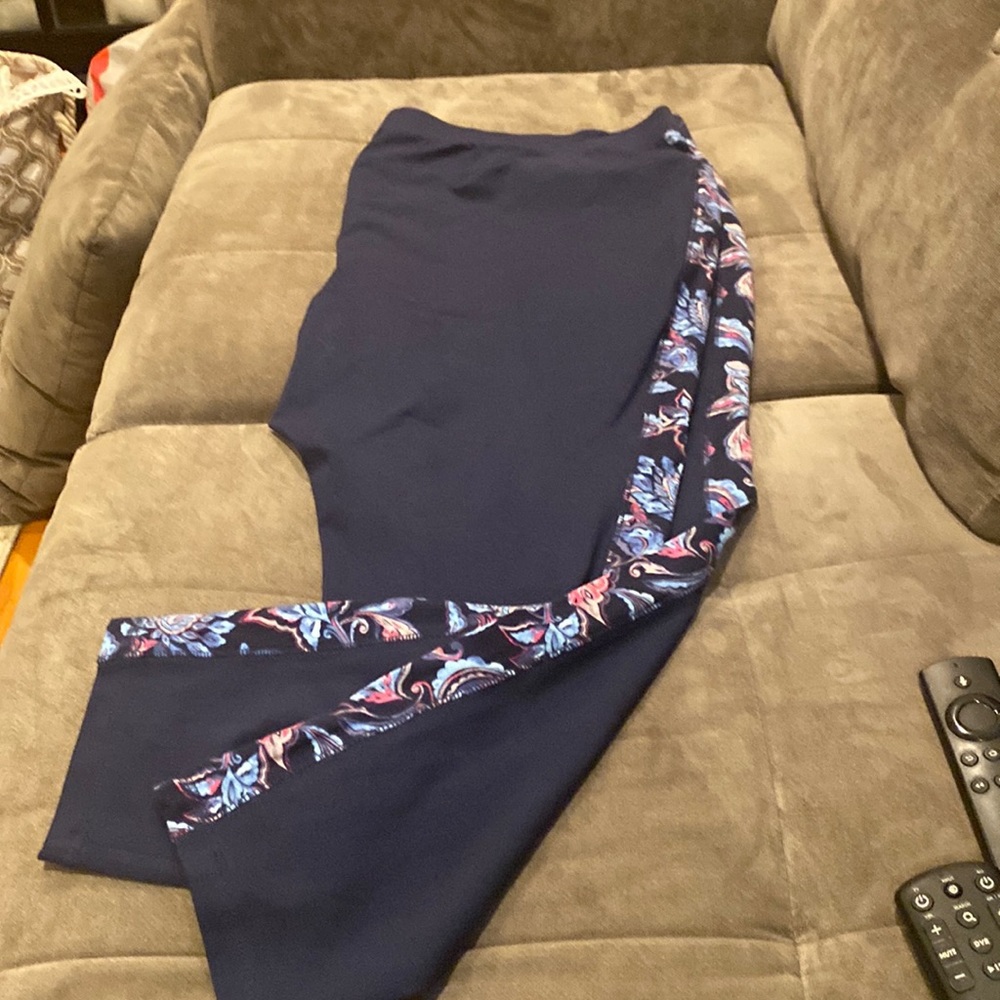 Catherines Active Leggings Pants, size 4X, navy with paisley side print